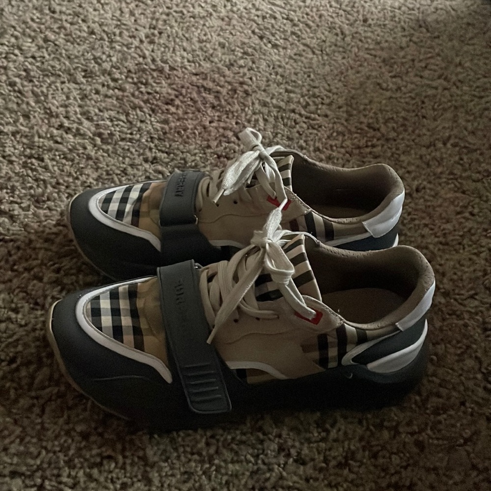Burberrys Size 9.5 Wore 3 times